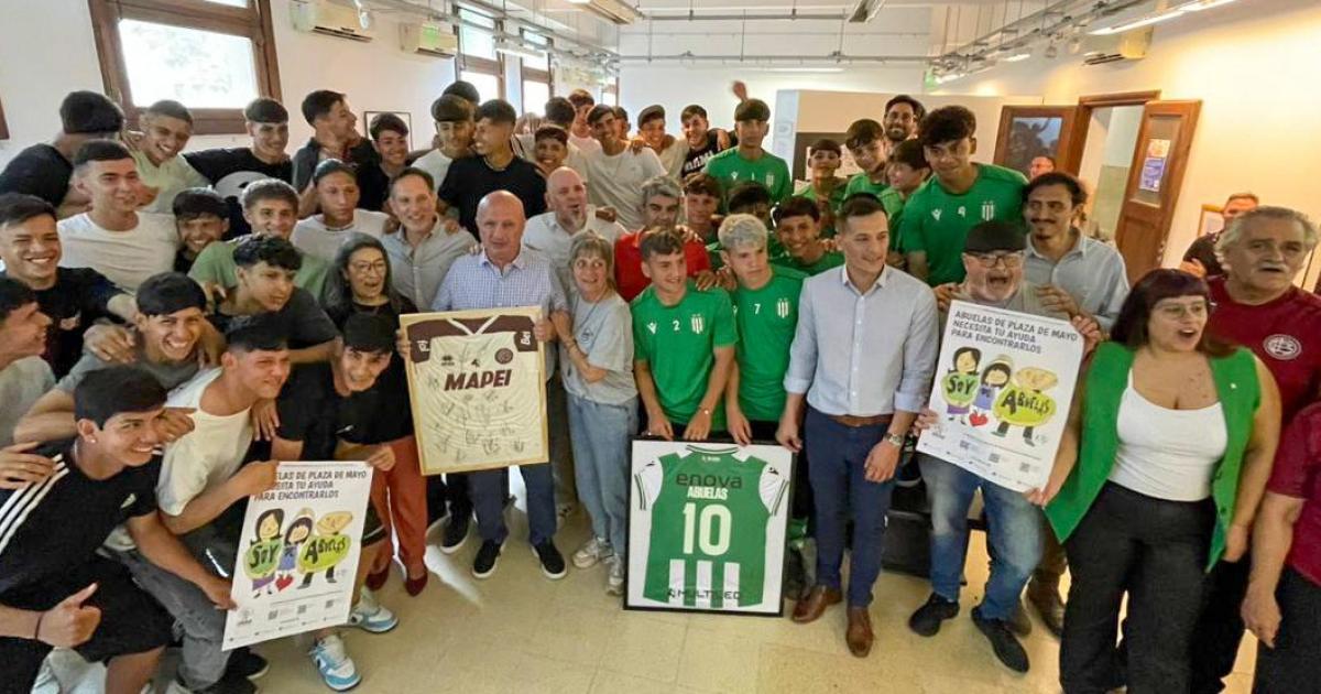 Tanto el Club Banfield como Lanús entregaron camisetas autografiadas