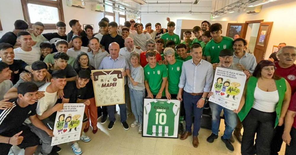 Tanto el Club Banfield como Lanús entregaron camisetas autografiadas
