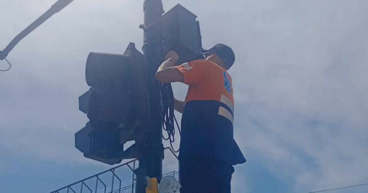 El impacto cortó los cables del semforo