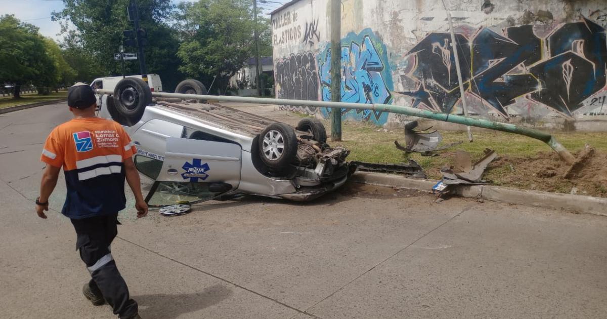 El auto chocó contra el poste y lo derribó