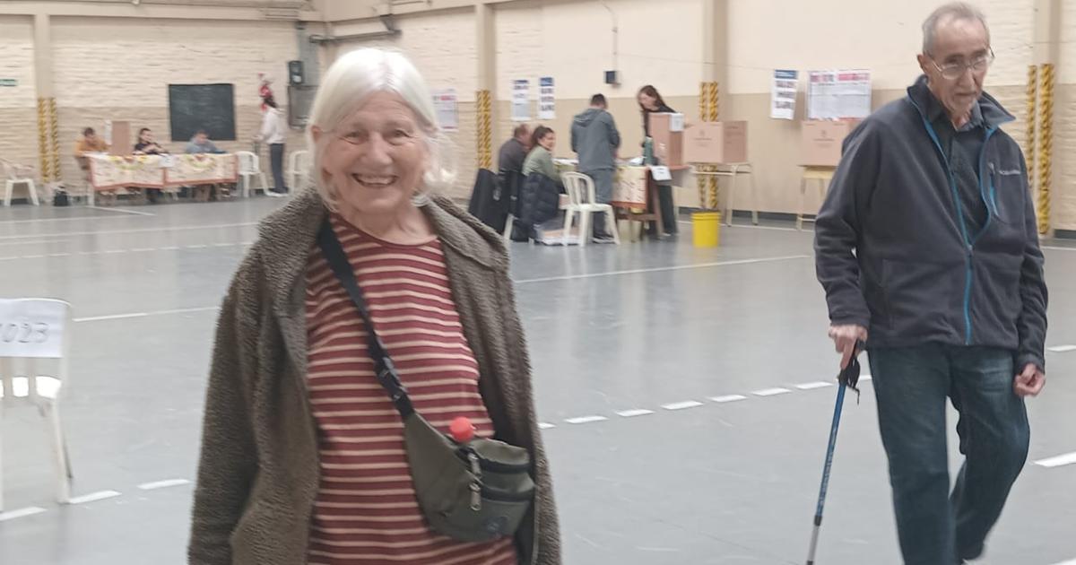 María del Carmen tiene 81 años es de Lomas de Zamora y fue a votar con entusiasmo