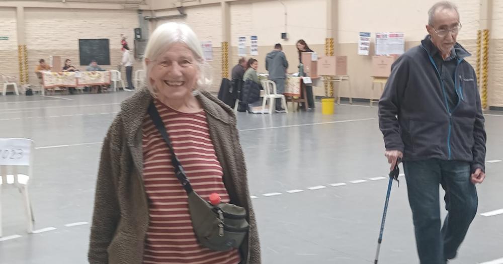 María del Carmen tiene 81 años es de Lomas de Zamora y fue a votar con entusiasmo