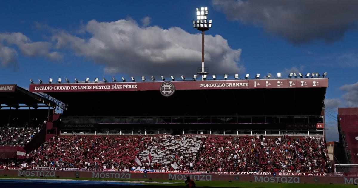 iquestPodriacutea haber barras de la U de Chile en la cancha de Lanuacutes 