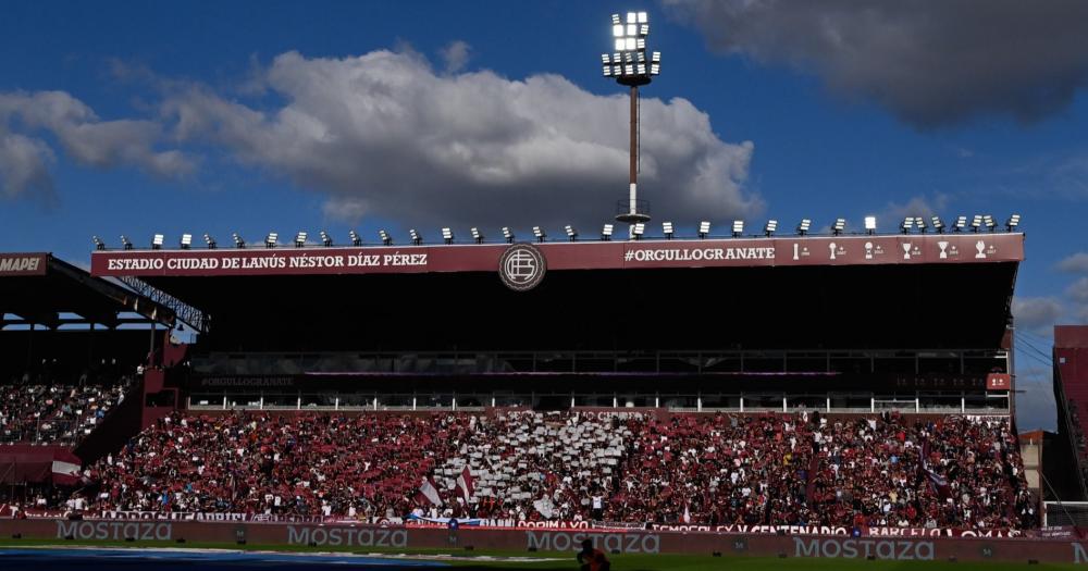 iquestPodriacutea haber barras de la U de Chile en la cancha de Lanuacutes 