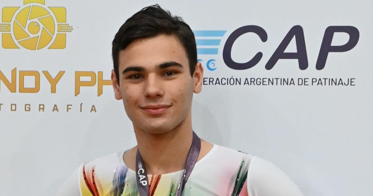 Kevin luce con orgullo su medalla de campeón