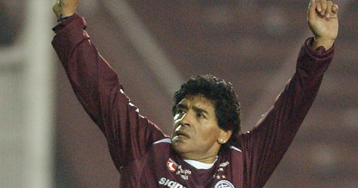 Diego Maradona con la camiseta de Lanús en el 2008