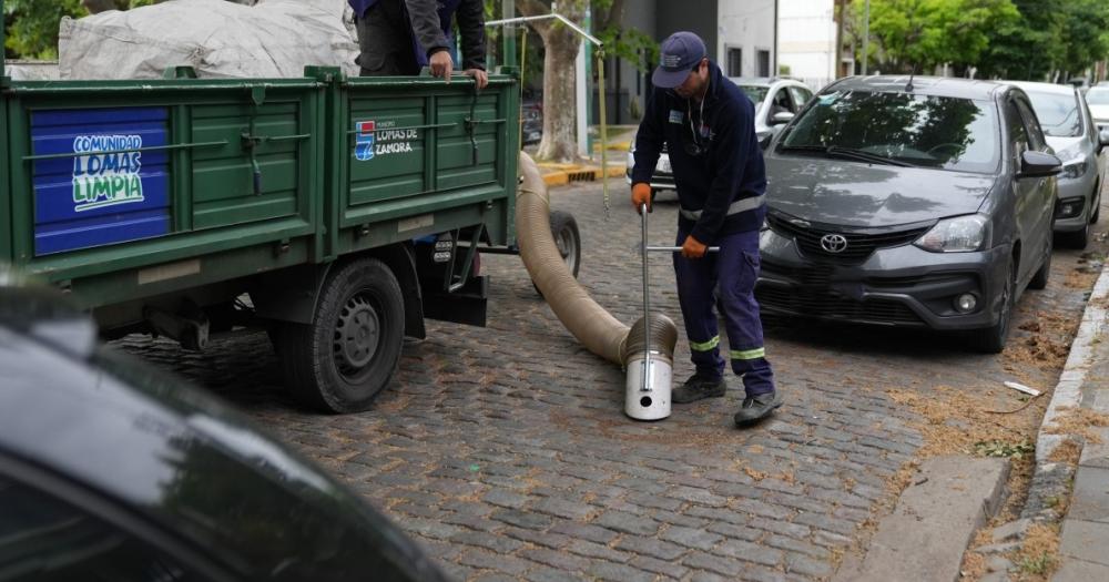 Las cuadrillas usan aspiradoras que también sirven para la recolección de hojas