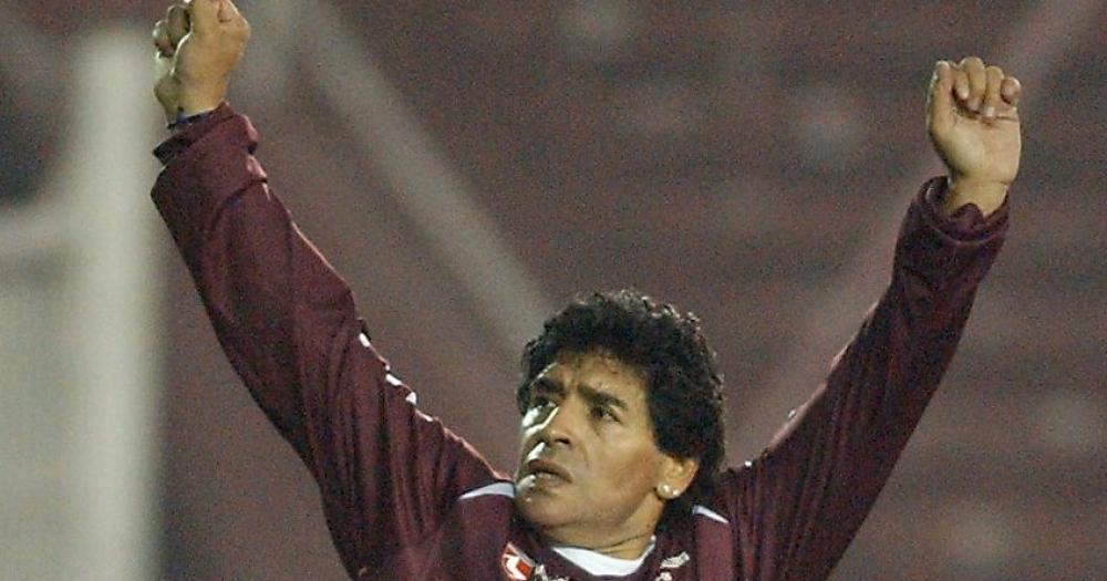 Diego Maradona con la camiseta de Lanús en el 2008