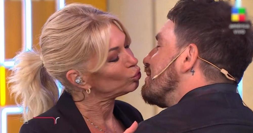 Yanina Latorre y Fede Bal a los besos