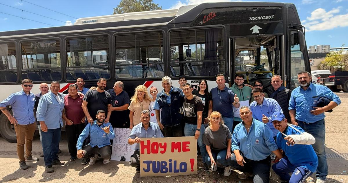 Javier junto a sus compañeros y seres queridos tras haber realizado su último recorrido en la empresa Yitos
