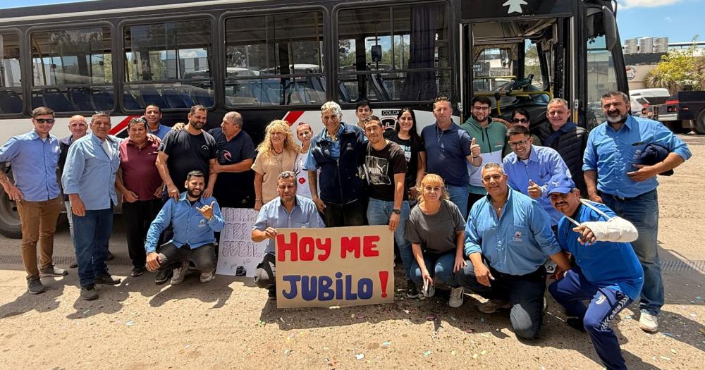 Javier junto a sus compañeros y seres queridos tras haber realizado su último recorrido en la empresa Yitos