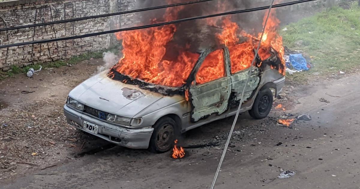 El auto envuelto en llamas