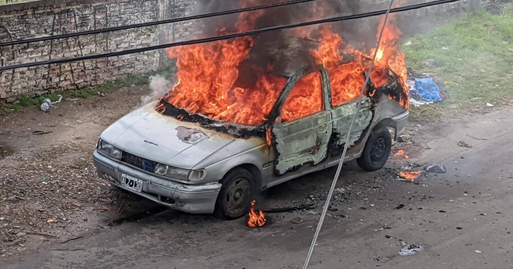 El auto envuelto en llamas