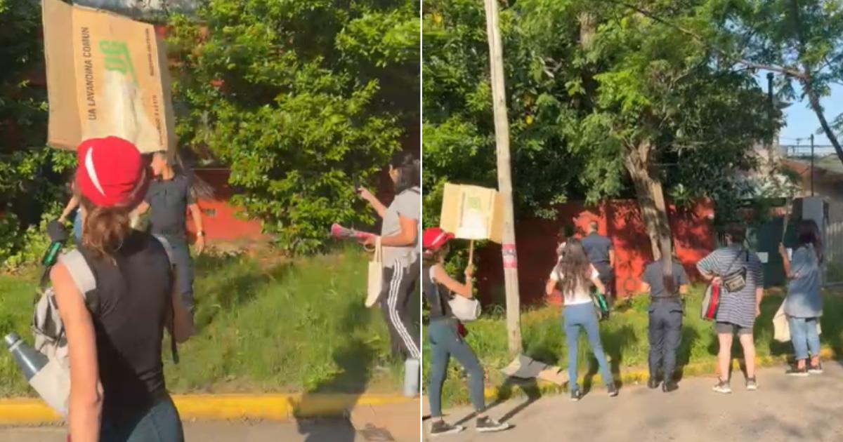 Manifestantes en frente de la vivienda del acusado