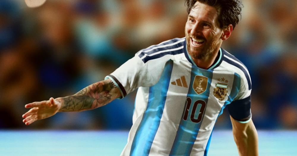 Lionel Messi con la nueva camiseta