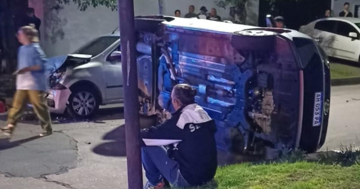 Así quedó el auto volcado