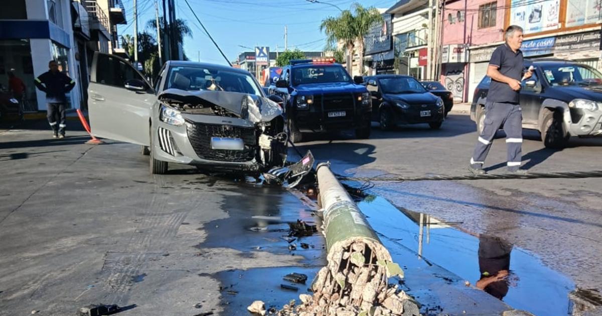 El auto chocado y el poste derribado