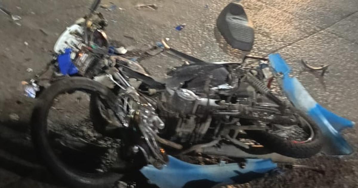 Así quedó la moto tras el violento choque