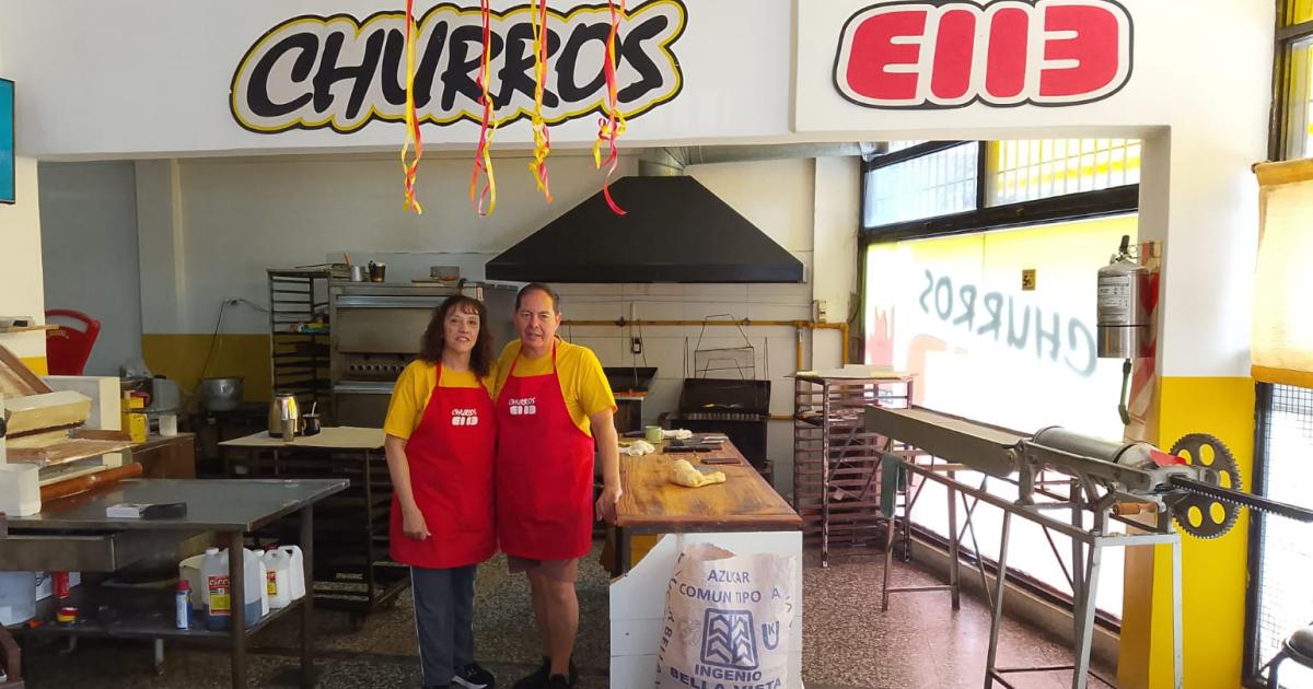 Junto a su pareja Pilar en la churrería en la que trabajan juntos de martes a domingos