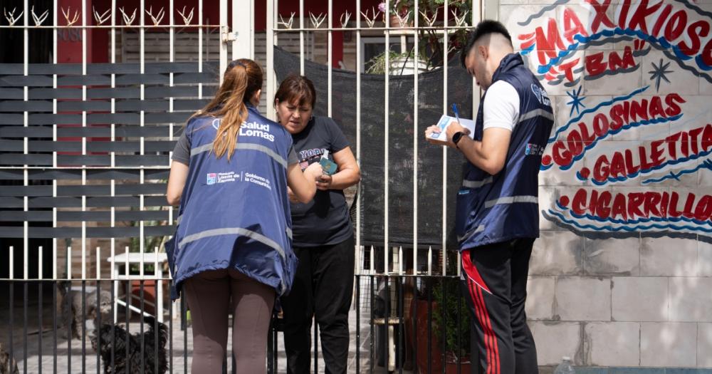 Los equipos de salud recorren hogares y comercios para hablar sobre las medidas de cuidado