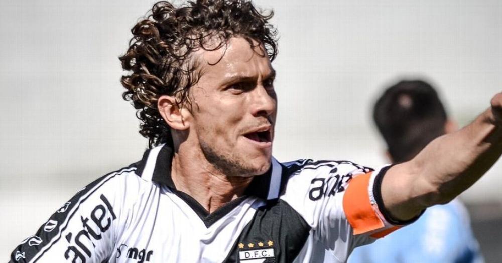 Papelito Fern?ndez triunfa en Danubio de Uruguay a los 40 años