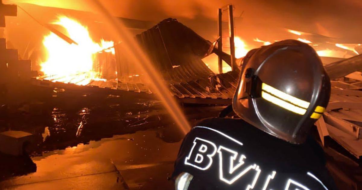 Impactantes imaacutegenes de los Bomberos de Lomas en la explosioacuten de Ezeiza