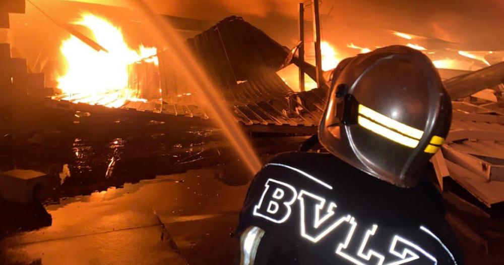 Impactantes imaacutegenes de los Bomberos de Lomas en la explosioacuten de Ezeiza