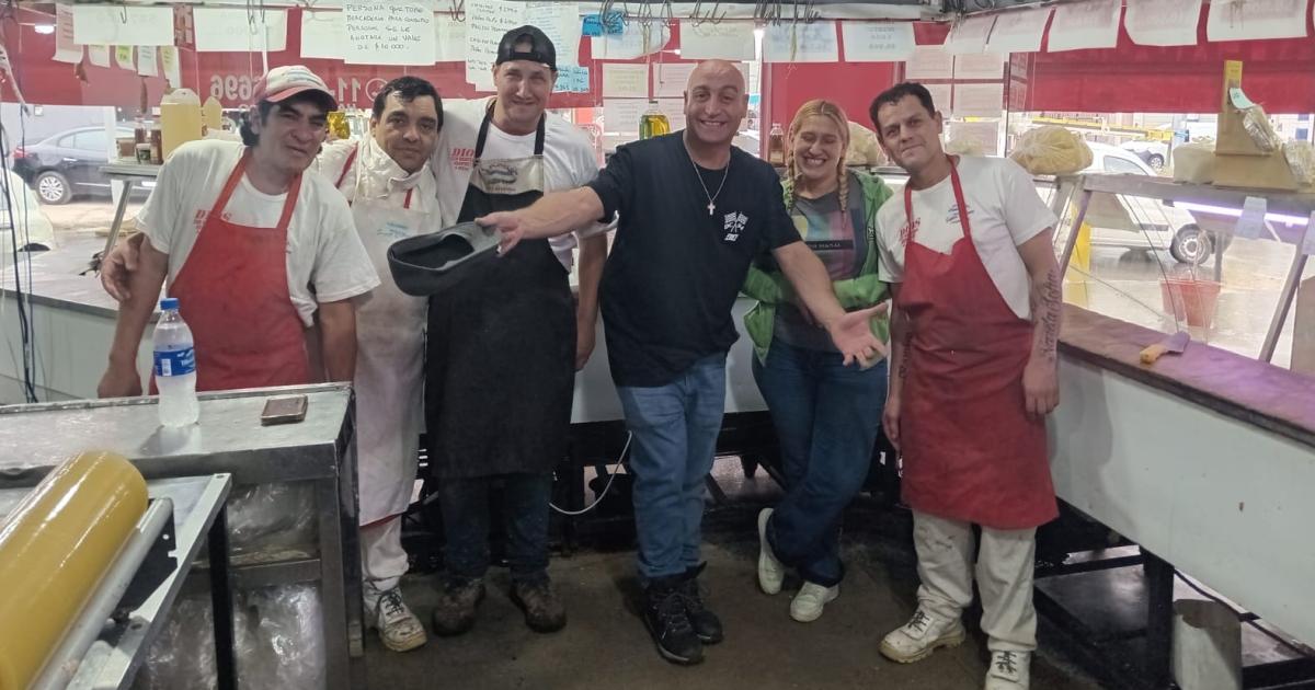 David junto a distintos empleados de la carnicería Su labor es fundamental para los vecinos del barrio
