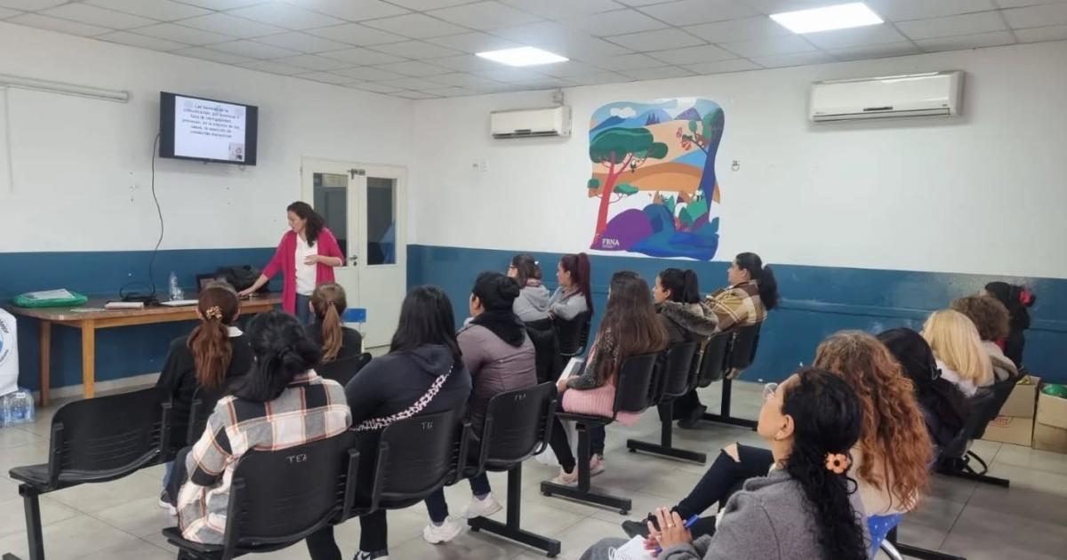 Diferentes profesionales vienen dan charlas abiertas a la comunidad