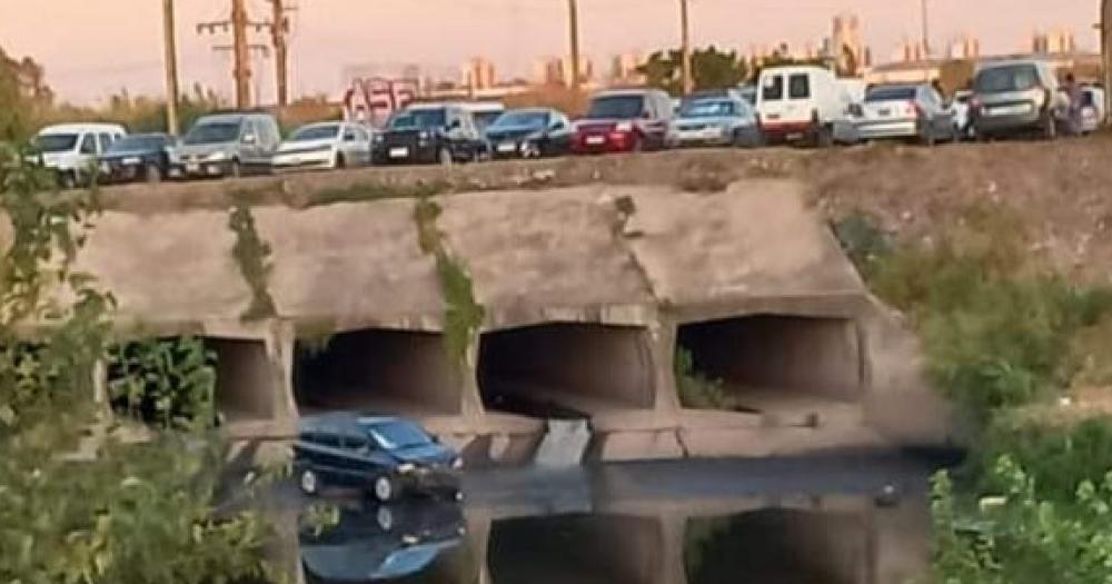 Cayó Un Auto Al Riachuelo A La Altura De La Feria De La Salada Noticias De Lomas De Zamora 5489